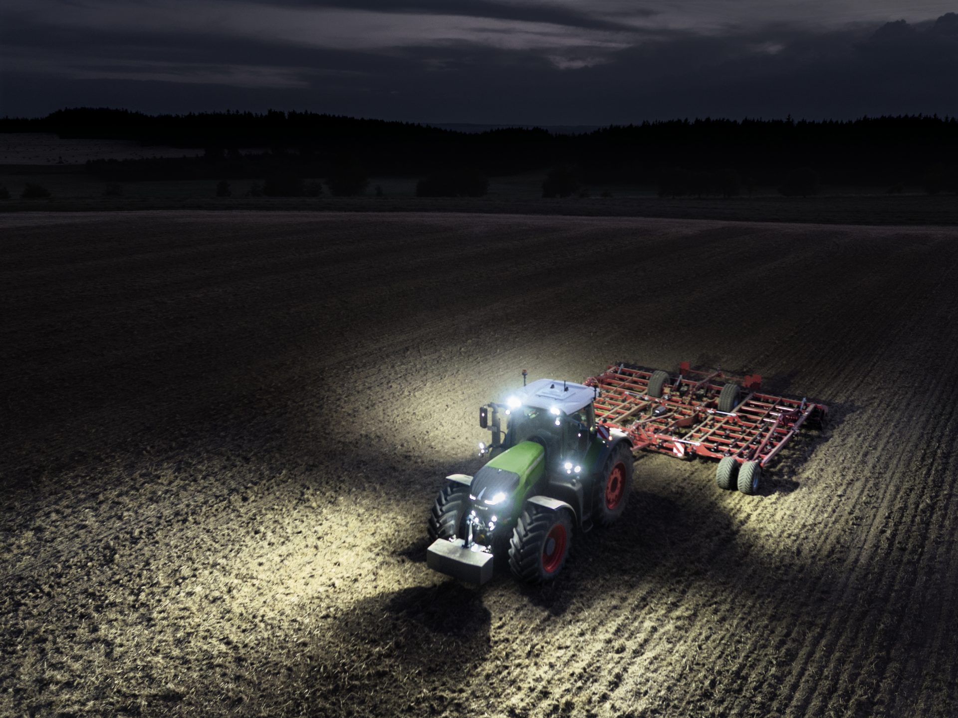 Tractor Fendt 936 Vario Power noaptea pe teren arabil
