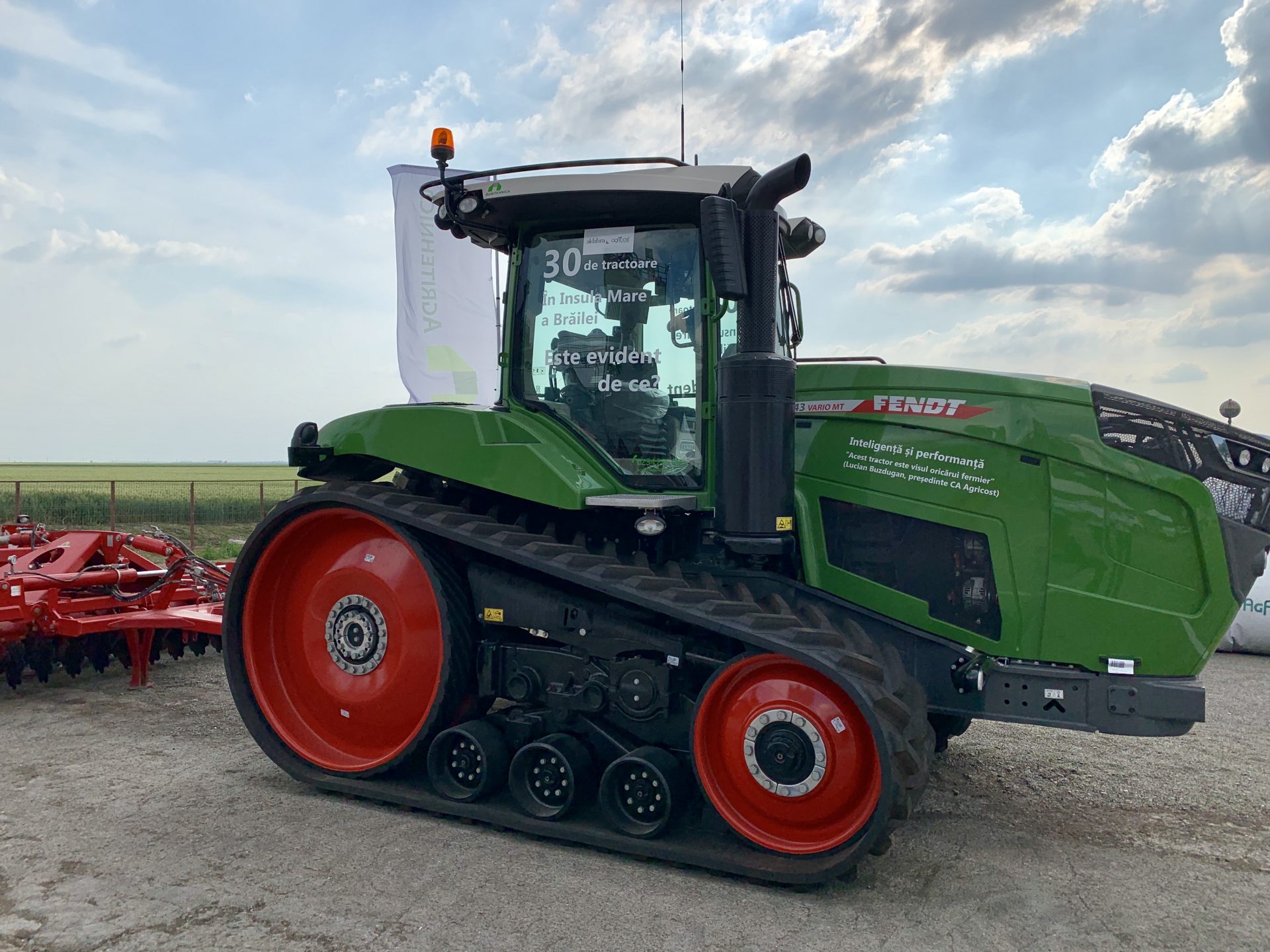 Tractor Fendt cu șenile