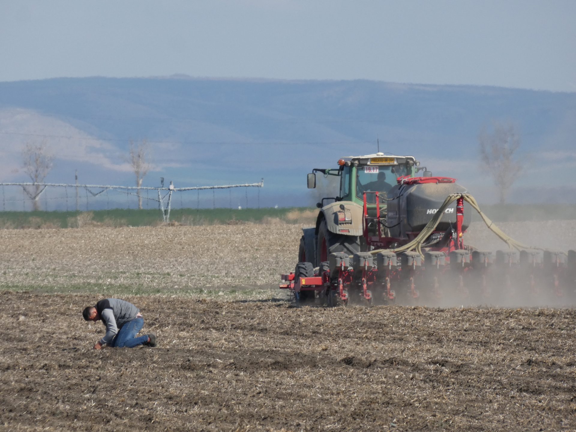 Utilaje agricole - tractor pe teren arabil