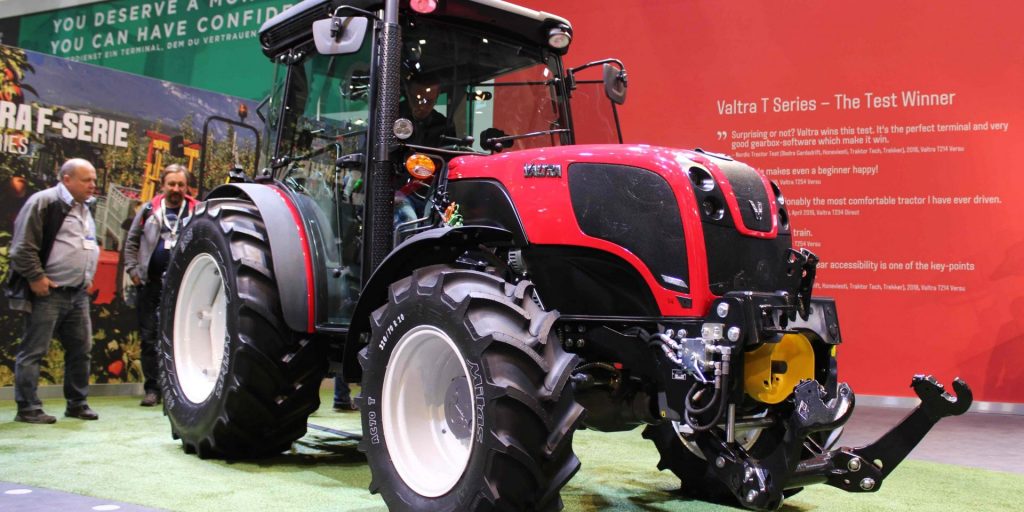 Tractor Valtra seria F, targ utilaje agricole