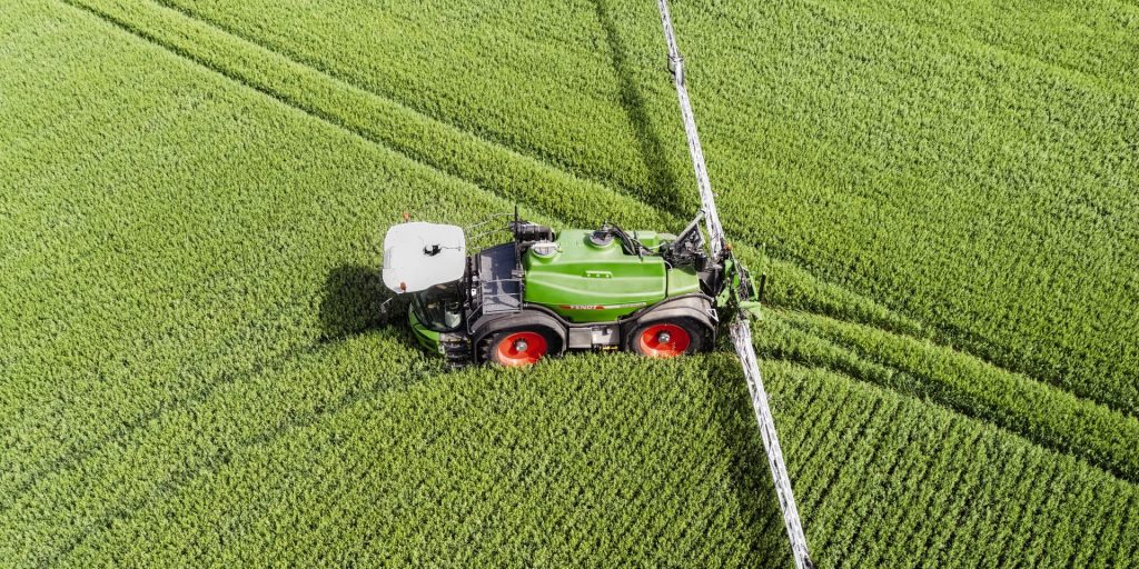 Masina de erbicidat Fendt Rogator 600 vazuta de sus