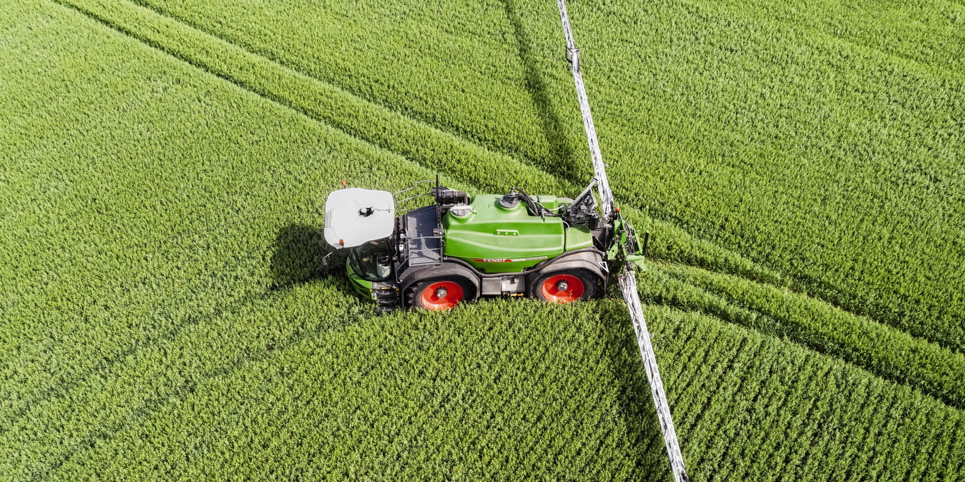 Masina de erbicidat Fendt Rogator 600 vazuta de sus