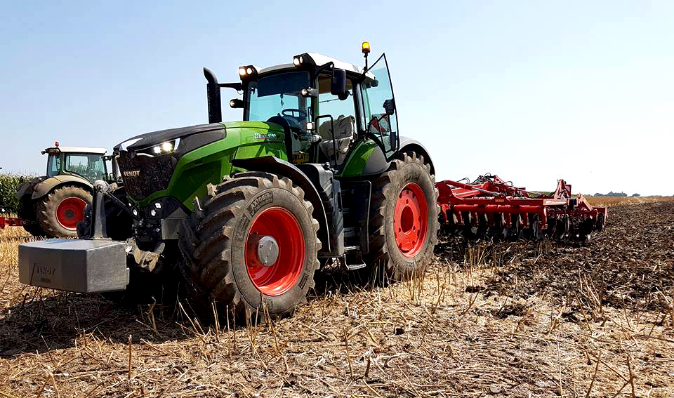 Tractor marca Fendt cu prasitoare pe teren arabil