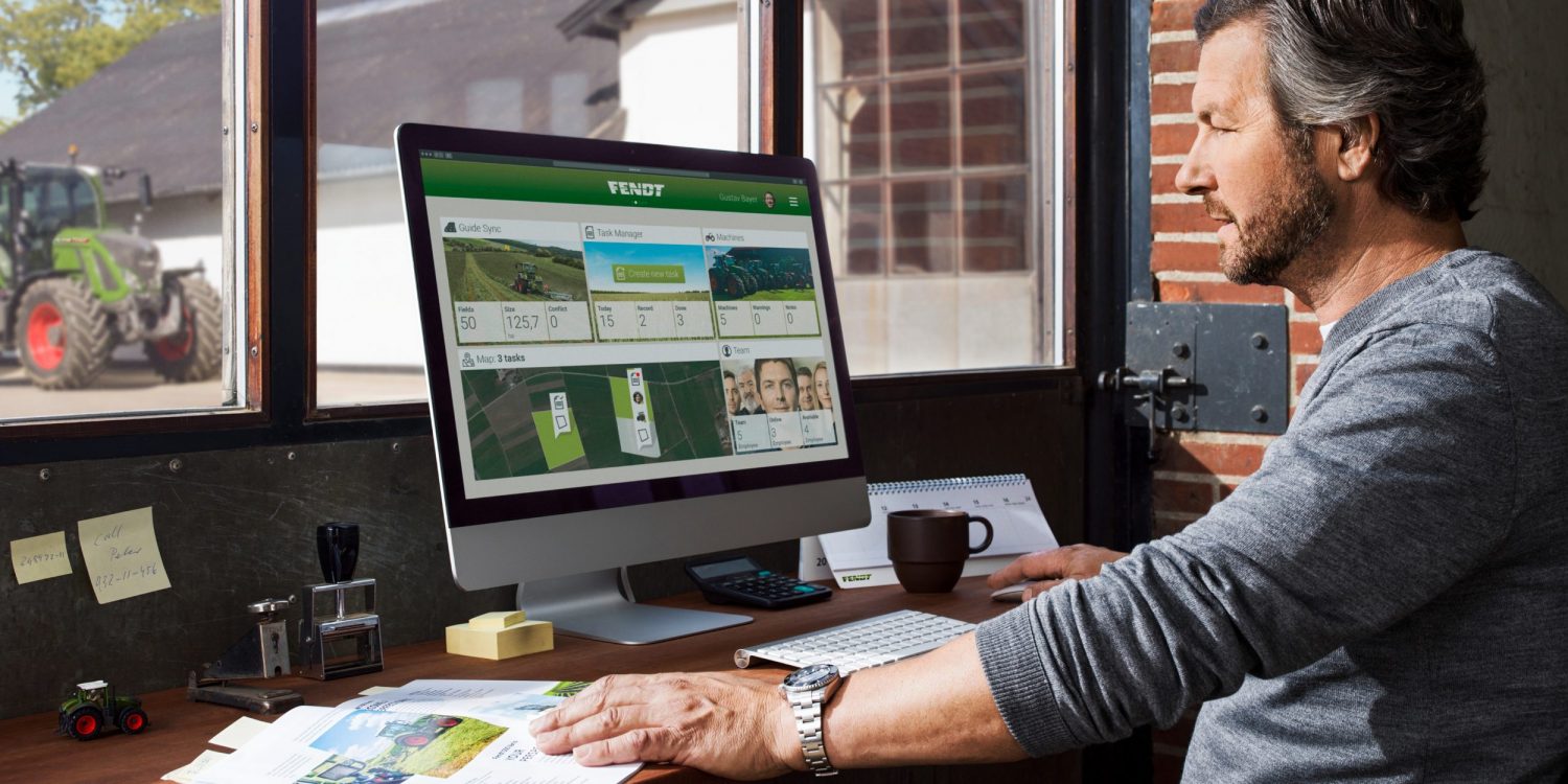 Barbat in fata desktopului. Solutii marca Fendt pentru agricultura digitalizata.