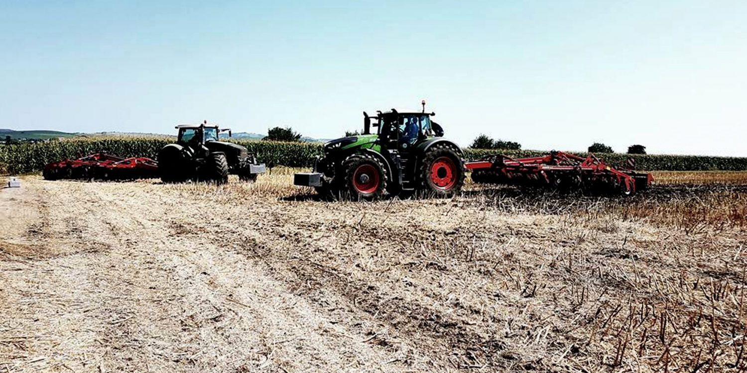 Doua tractoare cu prasitoare pe suprafata de camp