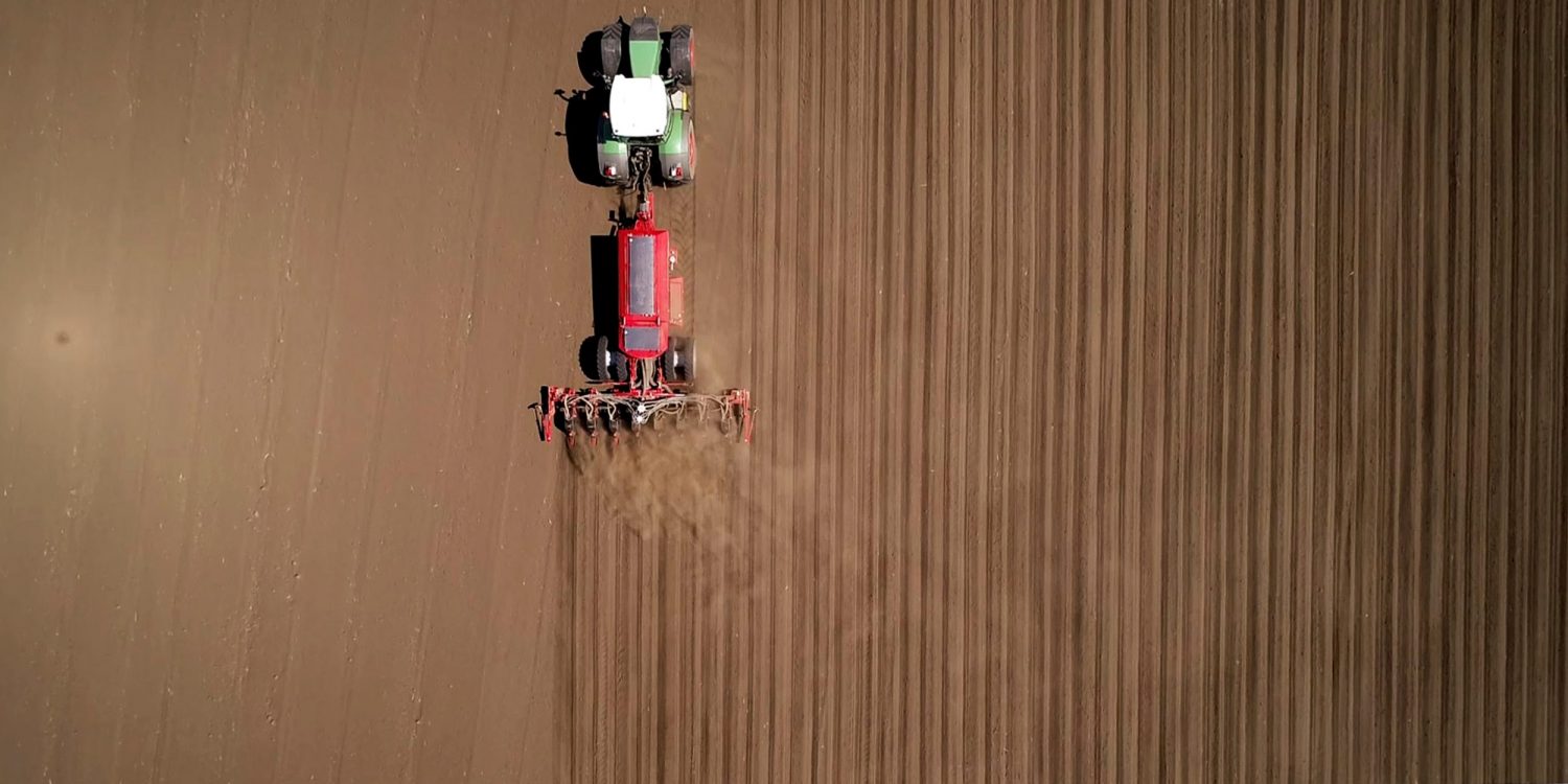 Semănătoare Horsch Maestro 8 CX si tractor fotografiate de deasupra cu drona