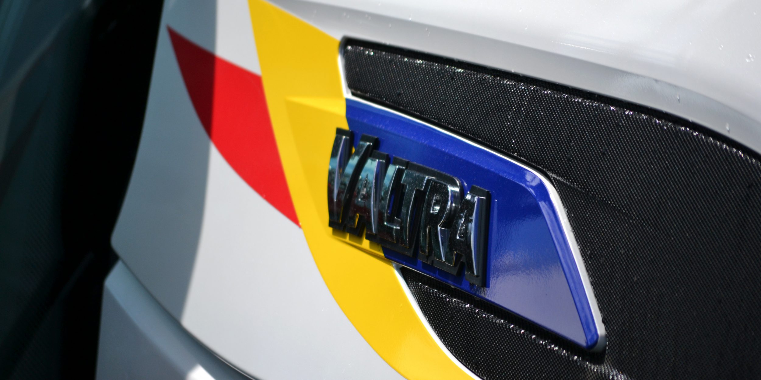 Sigla Tractor Valtra T 144 Direct cu tricolor fotografiata de aproape