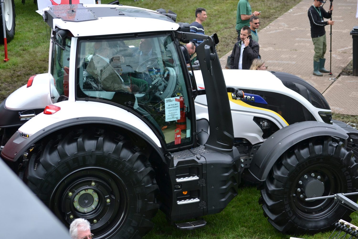Tractor Valtra T 144 Direct (cu SmartTouch) editie limitata cu tricolor, expus la targul Agriplanta RomAgroTec 2019