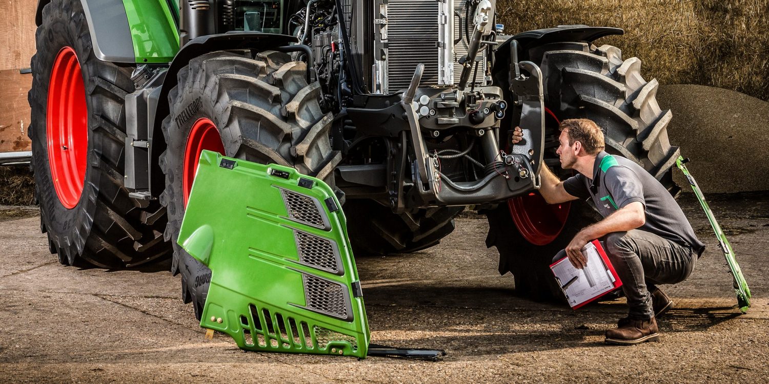Tehnician de service inspecteaza mentenanta tractor