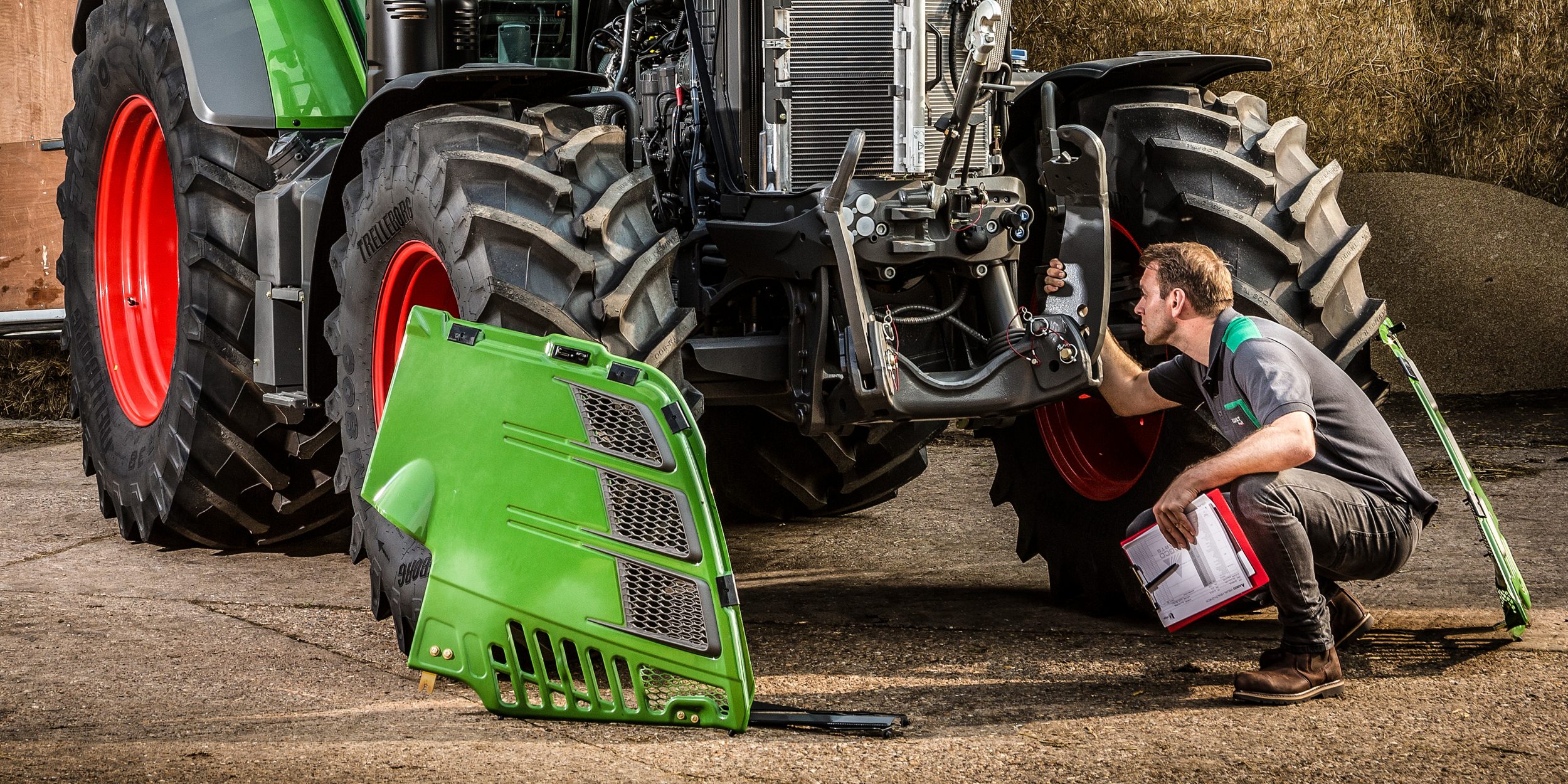 Tehnician de service inspecteaza mentenanta tractor