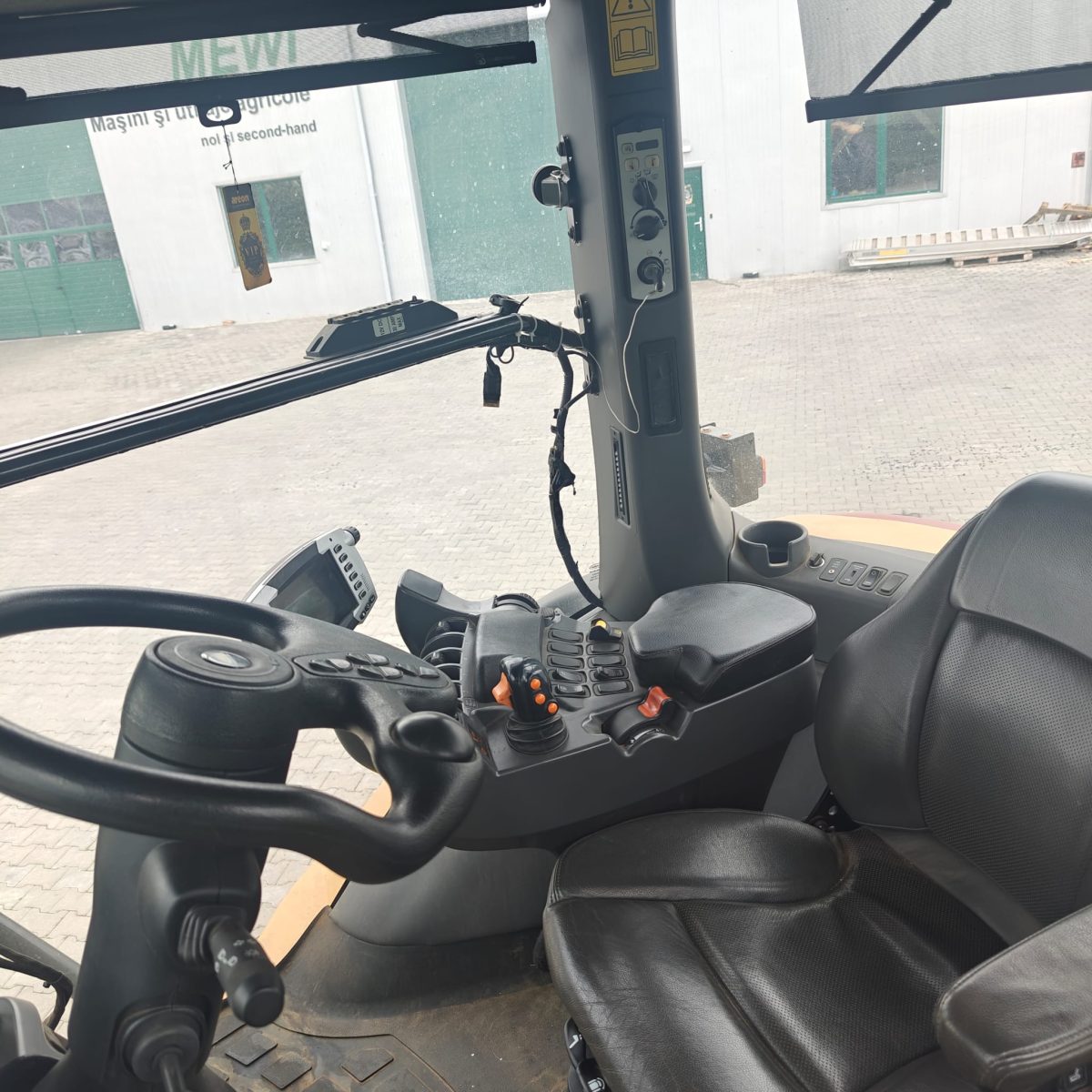 7 Tractor cu senile CHALLENGER MT 775 E Second-hand