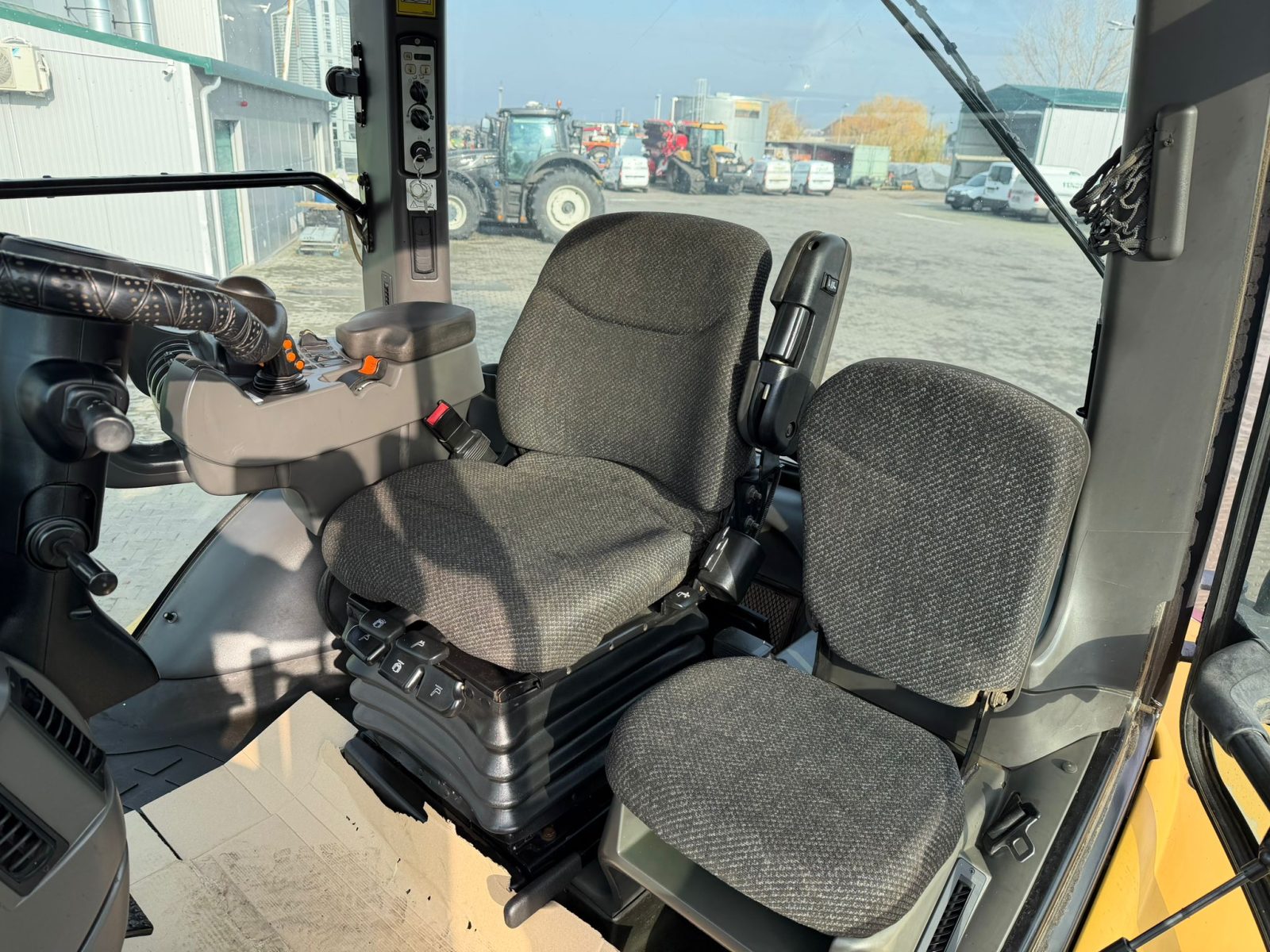 7 Tractor cu senile CHALLENGER MT 765 C Second-hand