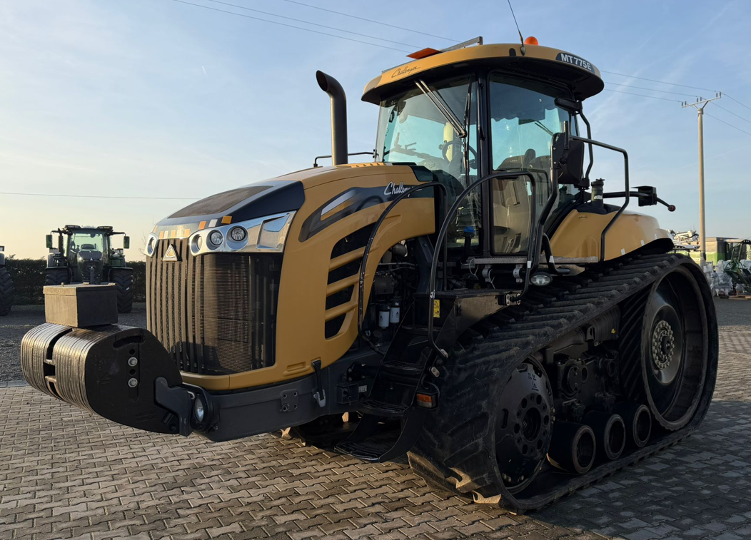1 Tractor cu senile CHALLENGER MT 775 E Second-hand